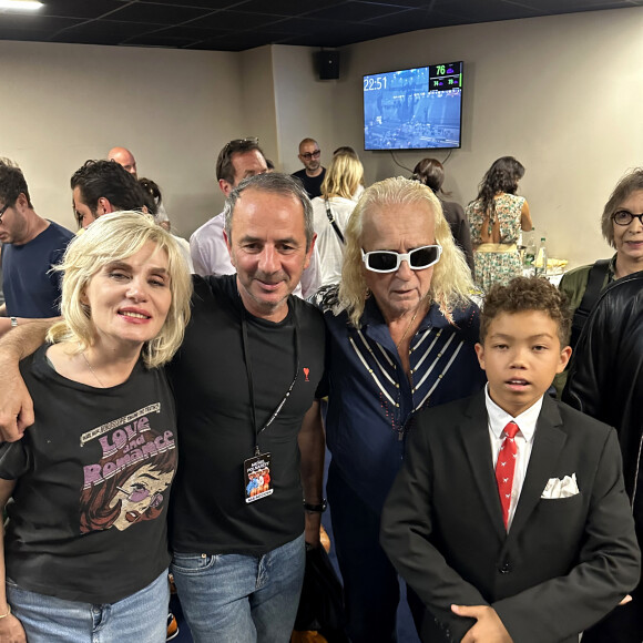 Exclusif - Prix spécial - No Web - Emmanuelle Seigner, Pierre-Alexandre Vertadier (producteur de la tournée), Michel Polnareff et son fils Louka - Michel Polnareff fête son anniversaire (79 ans) avec son fils Louka sur la scène de l'Accor Arena (Bercy) à Paris le 3 juillet 2023. POUR INFOS VOIR VENDEUR  Exclusive - No Web Michel Polnareff celebrates his birthday with his son Louka on stage at the Accor Arena (Bercy) in Paris on 3 July 2023.