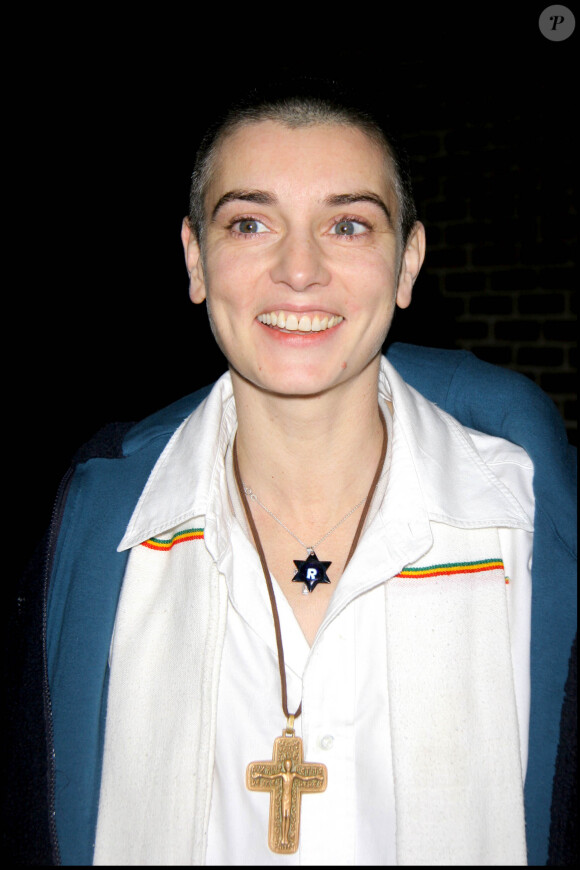 Le 26 juillet 2023, son corps a été retrouvé à son domicile à Londres. 
La chanteuse Sinéad O'Connor en 2005.