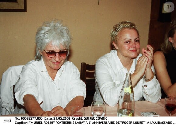 "Mais nous étions un peu comme deux coqs dans un poulailler et peut-être pas totalement synchro. Nous avions, chacune, encore beaucoup de route à faire", a ajouté Catherine Lara
Muriel Robin et Catherine Lara à l'anniversaire de Roger Louret