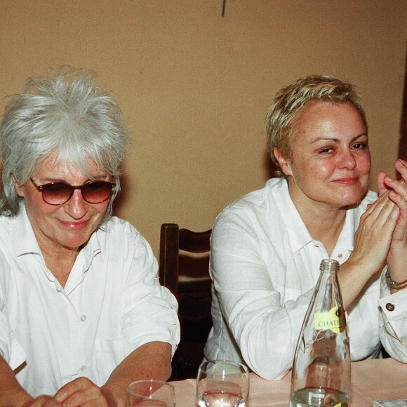 "Mais nous étions un peu comme deux coqs dans un poulailler et peut-être pas totalement synchro. Nous avions, chacune, encore beaucoup de route à faire", a ajouté Catherine Lara
Muriel Robin et Catherine Lara à l'anniversaire de Roger Louret