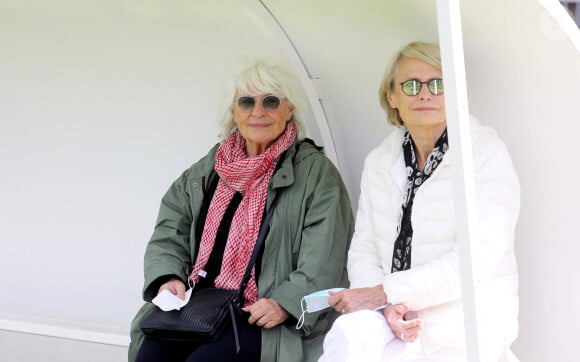 Catherine Lara et sa compagne Samantha - Match de football entre le Variétés Club de France et l'équipe du Centre Hospitalier Poissy / Saint-Germain-en-Laye au profit de la fondation Hôpitaux de Paris - Hôpitaux de France présidée par B.Macron au stade Léo-Lagrange de Poissy, le 6 septembre 2020. Le coup d'envoi a été donné par C.Lara et H.Ben Arfa. © Dominique Jacovides/Bestimage 