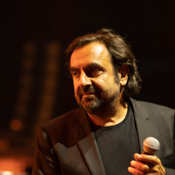Des souvenirs plein la tête, André Manoukian a volontiers évoqué ses premiers émois : "Je me souviens de mon premier baiser d'été, j'avais 16 ans. (...) Nous avons échangé un baiser très romantique. Je crois qu'elle s'appelle Chantal."
Exclusif - André Manoukian - Concert solidaire au profit des enfants de la guerre "Ensemble" à l'Olympia à Paris le 4 juillet 2022. © Anthony Mkrtchian via Bestimage 
