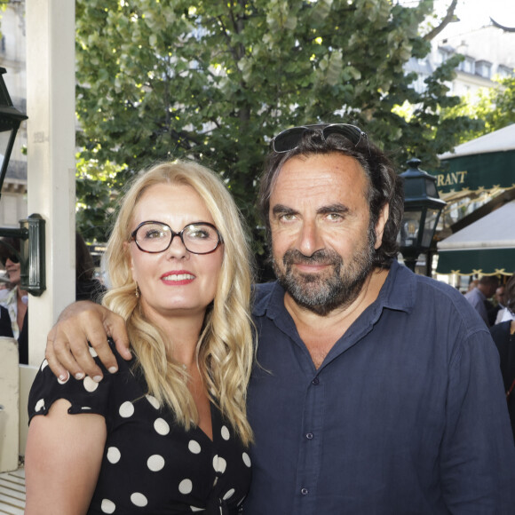 Il se confie aussi de temps à autre sur sa vie privée.
Carole Fernandez, André Manoukian lors de la soirée de l'été littéraire et musical aux Deux Magots à Paris le 27 juin 2022. © Jack Tribeca / Bestimage 