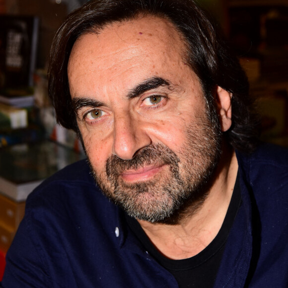 Exclusif - André Manoukian dédicace son livre "Sur les routes de la musique" à la librairie Décitre à Lyon, le 27 novembre 2021.