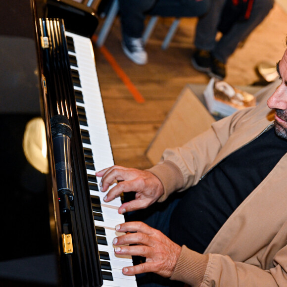 André Manoukian dédicace son livre "Sur les routes de la musique" à la librairie Filigranes à Bruxelles le 13 octobre 2021. © Frédéric Andrieu / Bestimage 