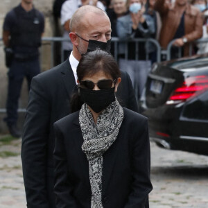 Alain Delon et Hiromi Rollin - Obsèques de Jean-Paul Belmondo en en l'église Saint-Germain-des-Prés, à Paris. © Cyril Moreau / Bestimage