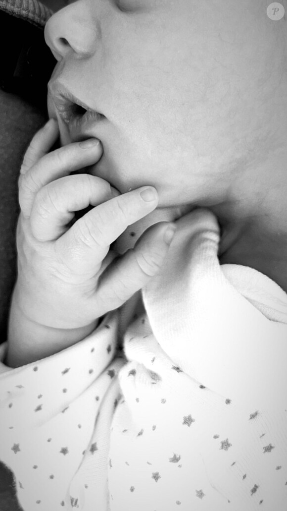 Sur la seconde, on l'aperçoit en train de mettre sa petite main sur sa bouche.
Baptiste Giabiconi, photos de son fils sur Instagram.