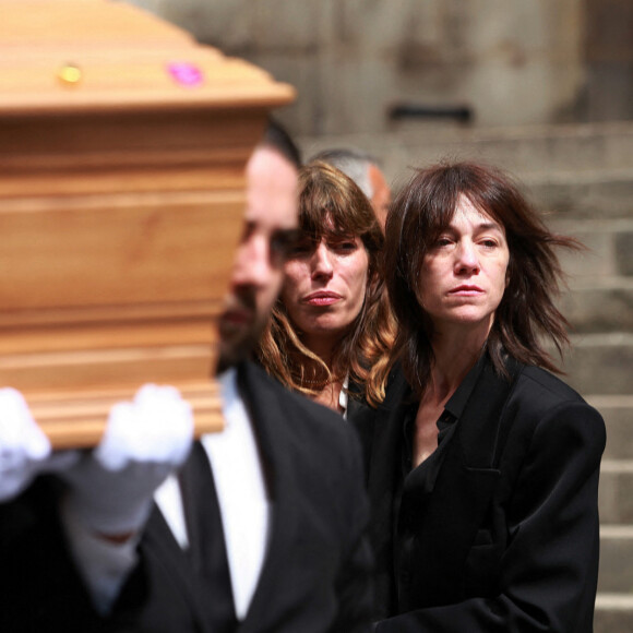 Le documentaire est sorti en janvier 2022.
Lou Doillon et Charlotte Gainsbourg - Sorties des obsèques de Jane Birkin en l'église Saint-Roch à Paris. Le 24 juillet 2023 © Jonathan Rebboah / Panoramic / Bestimage 