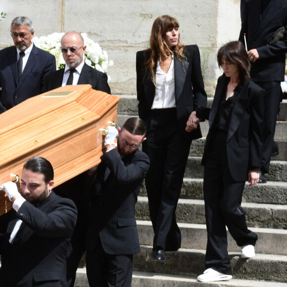 Il avait été présenté au Festival de Cannes.
Lou Doillon, Charlotte Gainsbourg, Marlowe (fils de Lou Doillon), Ben Attal, Alice Attal, Roman de Kermadec (fils de Kate Barry) - Sorties des obsèques de Jane Birkin en l'église Saint-Roch à Paris. Le 24 juillet 2023 © Jacovides-KD Niko / Bestimage 