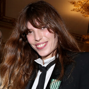 Jane Birkin est morte le 16 juillet 2023.
Lou Doillon et son fils Marlowe Paris le 10 avril 2013 Remise de la medaille de Chevalier de l'Ordre des Arts et des Lettres par la Ministre de la Culture et de la Communication, au Ministere de la Culture. 