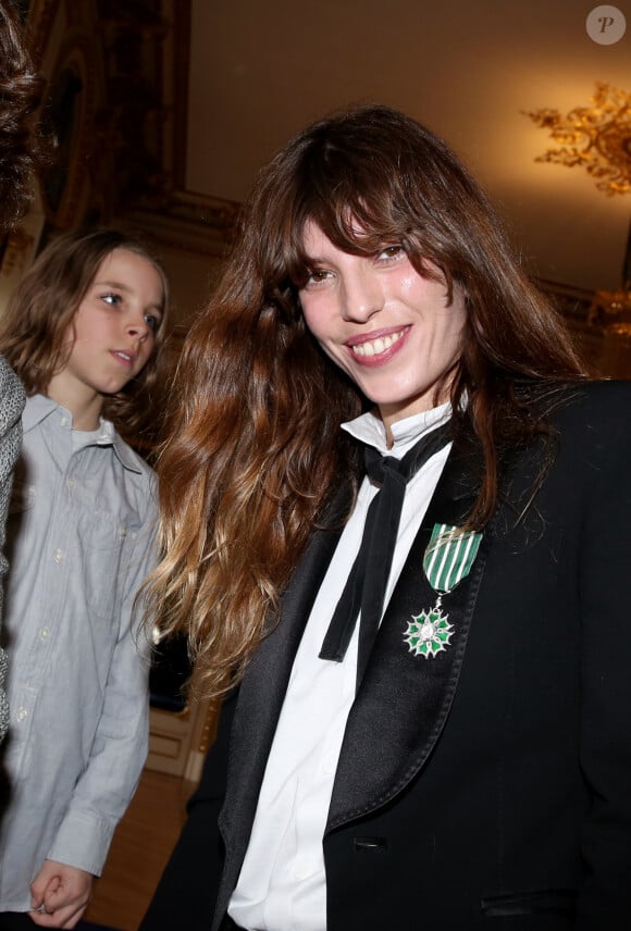 Jane Birkin est morte le 16 juillet 2023.
Lou Doillon et son fils Marlowe Paris le 10 avril 2013 Remise de la medaille de Chevalier de l'Ordre des Arts et des Lettres par la Ministre de la Culture et de la Communication, au Ministere de la Culture. 