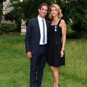 Son large sourire sur une photo avec son mari (père de Margaux, 7 ans, et Roméo, 3 ans, et beau-père d'Oscar, 11 ans, son aîné né de ses amours avec son ex-époux Camille Le Maux) ne laisse en effet place à aucun doute.
Exclusif - Sylvie Tellier et son mari Laurent Schenten - La présidente de l'association "Les Bonnes Fées", l'ancienne directrice générale d'un concours national de beauté et Miss France 2022, Sylvie Tellier décorée des l'insignes de chevalier de l'ordre national du Mérite par la secrétaire d'Etat, chargée de l'Économie sociale et solidaire et de la Vie associative dans les jardins de l'hôtel Matignon à Paris, France, le 26 juin 2023. © Dominique Jacovides/Bestimage