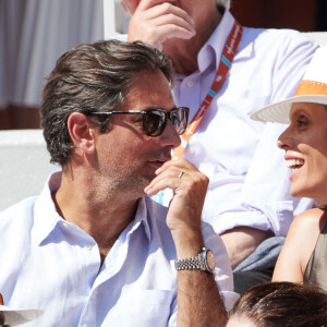 "Bien arrivés à Venise. Une première pour mo i! Connaissez-vous Venise ?", a-t-elle légendé sa publication.
Sylvie Tellier et son mari Laurent Schenten en tribunes lors des Internationaux de France de tennis de Roland Garros 2023 à Paris, France, le 4 juin 2023. © Cyril Moreau/Bestimage