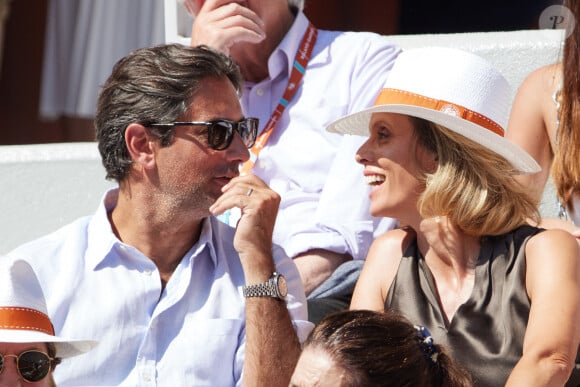 "Bien arrivés à Venise. Une première pour mo i! Connaissez-vous Venise ?", a-t-elle légendé sa publication.
Sylvie Tellier et son mari Laurent Schenten en tribunes lors des Internationaux de France de tennis de Roland Garros 2023 à Paris, France, le 4 juin 2023. © Cyril Moreau/Bestimage