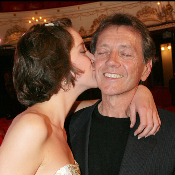 Ses bougies, elle aurait sans aucun doute aimé les souffler auprès de ses deux parents.
Sara Giraudeau et son père Bernard Giraudeau - Cérémonie de la 21e nuit des Molières au Théâtre de Paris.