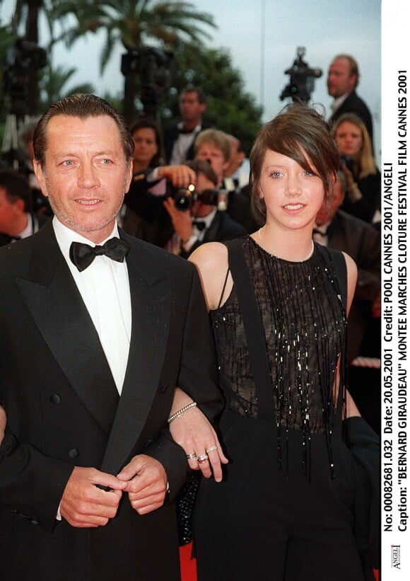 Bernard Giraudeau et sa fille Sara - Montée des marches pour la clôture du Festival de Cannes 2001.