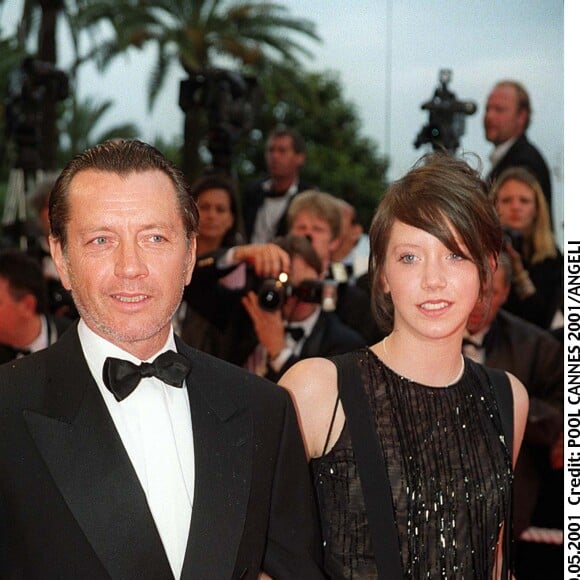 Bernard Giraudeau et sa fille Sara - Montée des marches pour la clôture du Festival de Cannes 2001.