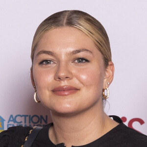 C'est une petite fille dont on n'a vu que la main, lorsqu'elle était alors tout bébé. 
Louane - 6éme édition "Action Enfance fait son cinéma" au Grand Rex à Paris 