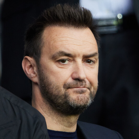 Un coup de sang qui a marqué les internautes ! Malheureusement après plusieurs mois d'amour, l'autrice et Cyril Lignac ont fini par prendre des chemins différents...
Cyril Lignac - People lors du match de football Ligue 1 Uber Eats PSG Vs Ajaccio (5-0) au Parc des Princes à Paris le 13 mai 2023. © Cyril Moreau / Bestimage 