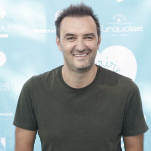 Cyril Lignac lors d'un tournoi de pétanque place des Lices organisé par le magazine Turquoise pour l'association Sourire à la vie à Saint-Tropez le 10 août 2022. © Jack Tribeca / Bestimage