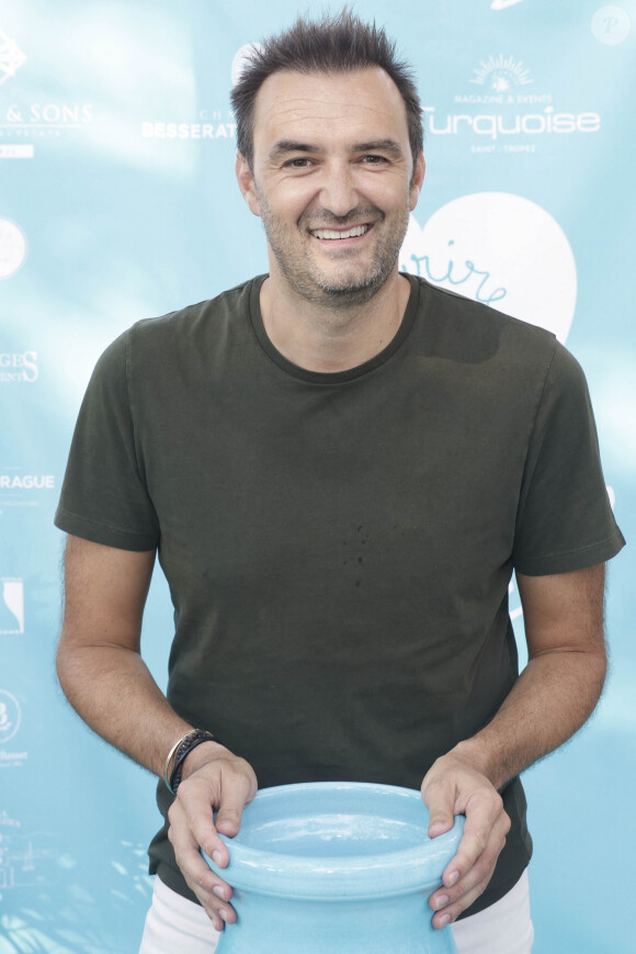 Cyril Lignac lors d'un tournoi de pétanque place des Lices organisé par le magazine Turquoise pour l'association Sourire à la vie à Saint-Tropez le 10 août 2022. © Jack Tribeca / Bestimage