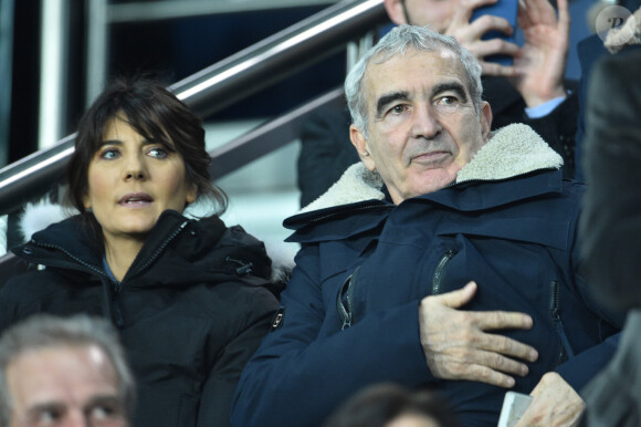 Estelle Denis et son compagnon Raymond Domenech dans les tribunes lors du match de quart de finale de la Coupe de Ligue opposant le Paris Saint-Germain à l'AS Saint-Etienne au Parc des Princes à Paris, France, le 8 janvier 2020. le PSG a gagné 6-1. © Giancarlo Gorassini/Bestimage