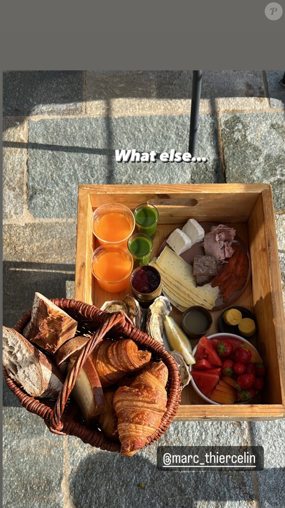 Un rayon de soleil qui est l'occasion parfaite pour s'offrir un petit-déjeuner royal avec son chéri. "What else...", se demande Estelle Denis, qui profite à fond de ses vacances bien méritées !
 