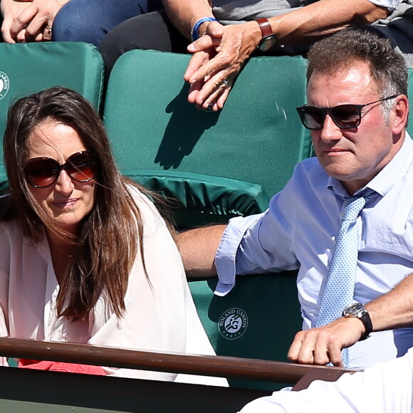 Voilà plusieurs années qu'il partage le quotidien de Barbara Ricevuto, une directrice de projet d'origine italienne.
Pierre Sled et sa compagne dans les tribunes des Internationaux de Tennis de Roland Garros à Paris le 8 juin 2017 © Cyril Moreau-Dominique Jacovides/Bestimage