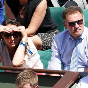 Entre eux, c'est une affaire qui roule. C'est en 2017 qu'ils ont officialisé leur belle histoire d'amour dans les gradins du tournoi de Roland-Garros.
Pierre Sled et sa compagne dans les tribunes des Internationaux de Tennis de Roland Garros à Paris le 8 juin 2017 © Cyril Moreau-Dominique Jacovides/Bestimage 