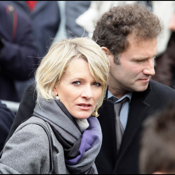 Sophie Davant et Pierre Sled - Obsèques de Thierry Gilardi à l'Eglise de Monfort L'Amaury dans les Yvelines.