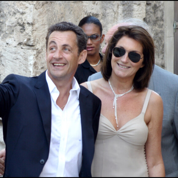 Nicolas Sarkozy et son ex-femme Cécilia au mariage de l'acteur Jean Reno et du mannequin franco-américain Zofia Borucka devant la mairie des Baux de Provence dans le sud de la France.