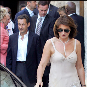 Nicolas Sarkozy et son ex-femme Cécilia au mariage de l'acteur Jean Reno et du mannequin franco-américain Zofia Borucka devant la mairie des Baux de Provence dans le sud de la France.