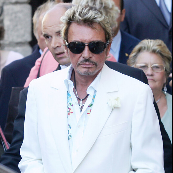 Johnny Hallyday au mariage de l'acteur Jean Reno et du mannequin franco-américain Zofia Borucka devant la mairie des Baux de Provence dans le sud de la France.