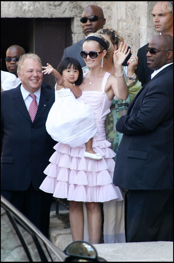 Laeticia Hallyday et sa fille Jade au mariage de l'acteur Jean Reno et du mannequin franco-américain Zofia Borucka devant la mairie des Baux de Provence dans le sud de la France.