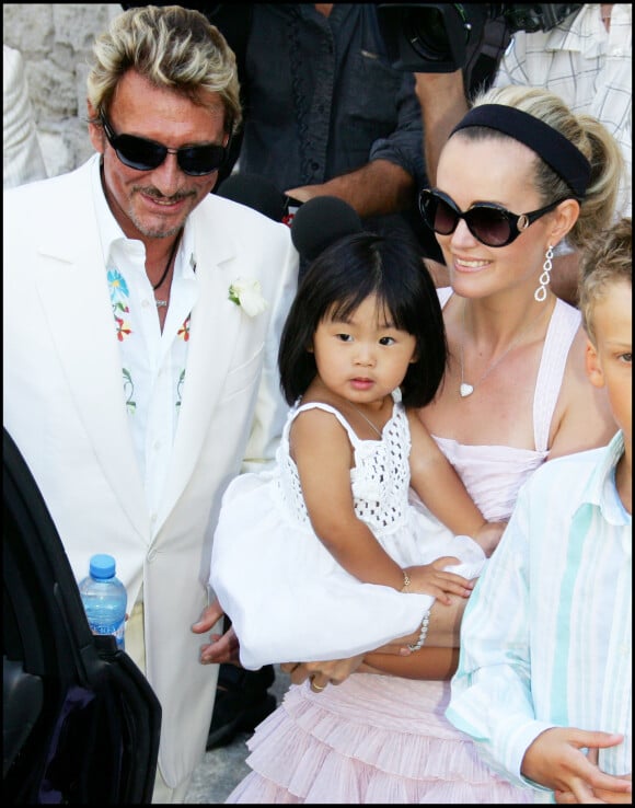 Johnny Hallyday et sa femme Laeticia et leur fille aînée Jade au mariage de l'acteur Jean Reno et du mannequin franco-américain Zofia Borucka devant la mairie des Baux de Provence dans le sud de la France.