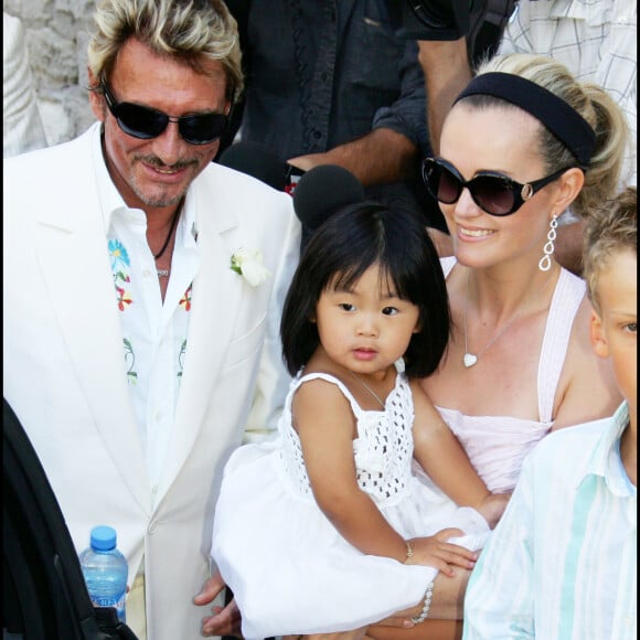Johnny Hallyday et sa femme Laeticia et leur fille aînée Jade au mariage de l'acteur Jean Reno et du mannequin franco-américain Zofia Borucka devant la mairie des Baux de Provence dans le sud de la France.