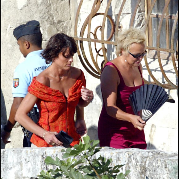 Muriel Robin et sa compagne Anne Le Nen au mariage de l'acteur Jean Reno et du mannequin franco-américain Zofia Borucka devant l'église des Baux de Provence dans le sud de la France.