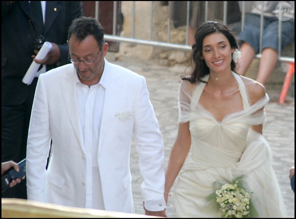 Loin des plateaux de tournage, c'est dans son fief situé aux Baux-de-Provence qu'il se ressource au quotidien.
Mariage de l'acteur Jean Reno et du mannequin franco-americain Zofia Borucka devant l'église des Baux de Provence, dans le sud de la France.