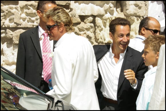 Johnny Hallyday et Nicolas Sarkozy sont d'ailleurs leurs témoins, comme l'a notifié "Paris-Match". Muriel Robin, Cécilia Attias, Line Renaud, Laurent Gerra, Richard Berry, Laeticia Hallyday ou encore Didier Barbelivien ont fait le déplactement. La crème de la crème !
Johnny Hallyday et Nicolas Sarkozy au mariage de Jean Reno devant la mairie des Baux de Provence.