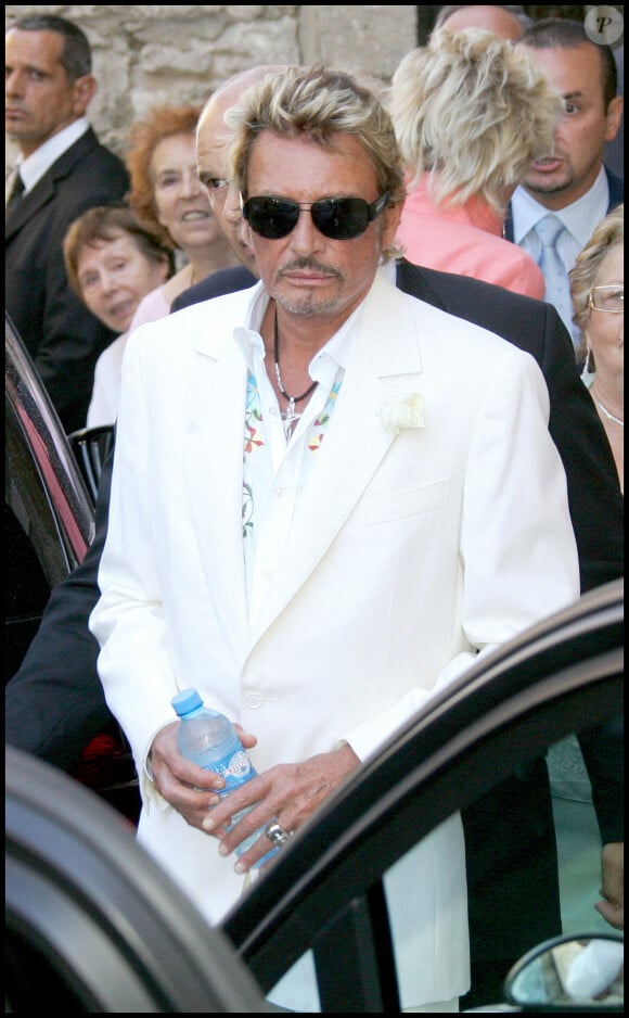 Johnny Hallyday au mariage de l'acteur Jean Reno et du mannequin franco-americain Zofia Borucka devant la mairie des Baux de Provence, dans le sud de la France.