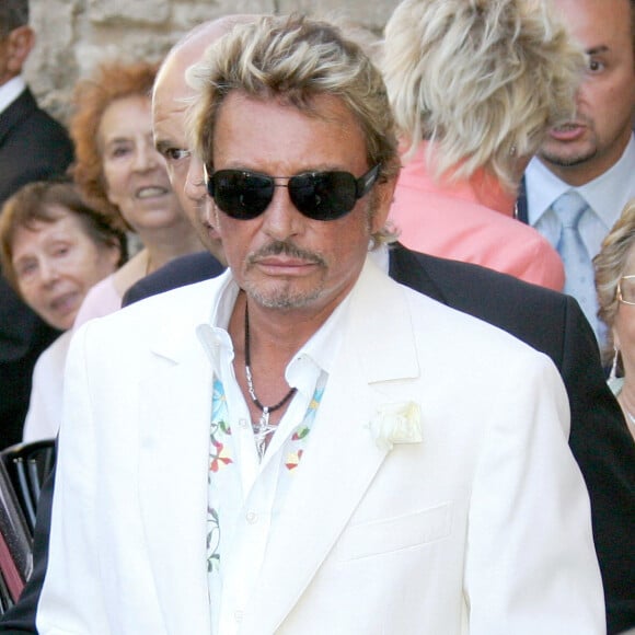 Johnny Hallyday au mariage de l'acteur Jean Reno et du mannequin franco-americain Zofia Borucka devant la mairie des Baux de Provence, dans le sud de la France.