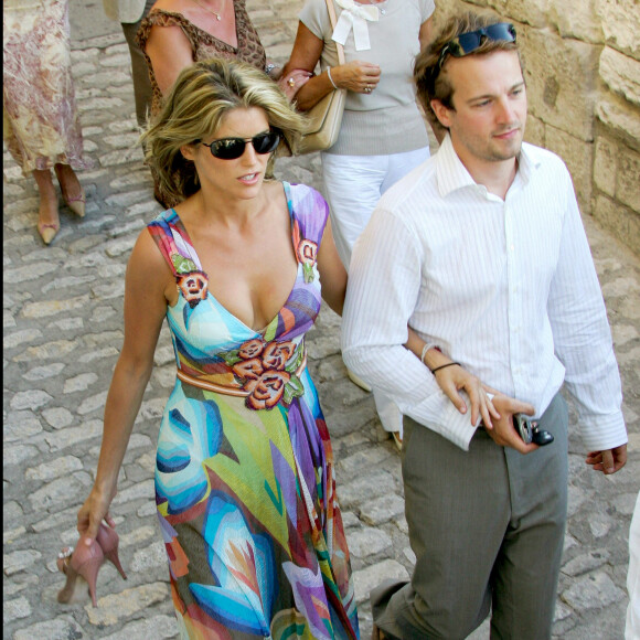 Alice Taglioni et Jocelyn Quivrin au mariage de l'acteur Jean Reno et du mannequin franco-americain Zofia Borucka devant la mairie des Baux de Provence, dans le sud de la France.