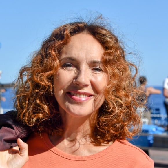 La comédienne habite à 25 kilomètres d'Aix-en-Provence
Isabel Otero et Hubert Roulleau sur le tournage de la série "Crimes parfaits" (France 3) sur la promenade des Anglais et sur la plage Beau Rivage à Nice, sous la direction d'Emmanuel Rigaut. Le 23 juin 2020. 