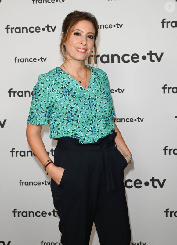 "Tu aurais pu nous dire...", s'est amusé le comédien en légende.
Léa Salamé au photocall pour la conférence de presse de rentrée de France TV à la Grande Halle de la Villette à Paris, France, le 6 juillet 2022. © Coadic Guirec/Bestimage