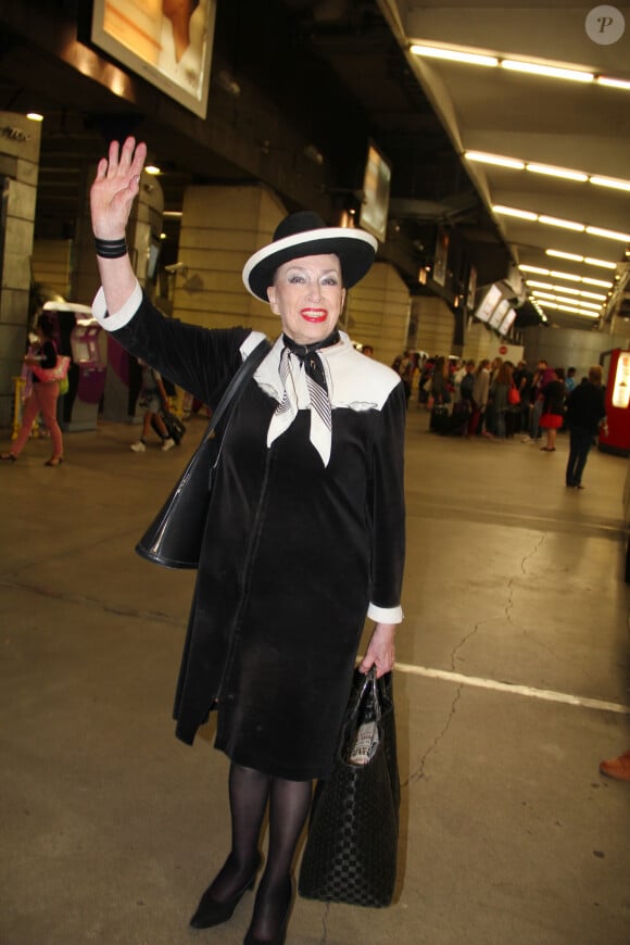 Exclusif - Genevieve de Fontenay arrive a la Gare Montparnasse en provenance de Lorient, et va recuperer sa voiture a l'hotel Pullman a Paris, le 31 aout 2013.