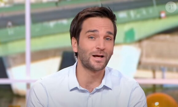 Bien qu'il s'est illustré dans d'innombrables médias, le journaliste n'a jamais voulu solliciter son père qui n'est autre que Christian Ollivier, le futur ex-directeur des sports de la station RTL : "Je voulais me construire seul et faire les erreurs nécessaires pour apprendre".