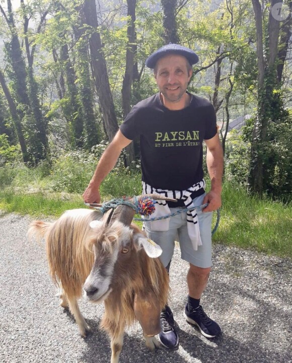 De fil en aiguille, Céline et l'ex de Maude se sont rapprochés avant de devenir inséparables. Entre eux, c'est une histoire qui roule ! "Elle s'est amourachée de mes enfants... eux aussi. Ils prennent souvent de ses nouvelles".