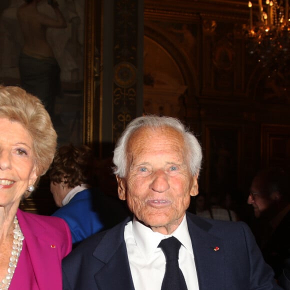 Hélène Carrère d'Encausse, Jean d'Ormesson, la princesse Caroline de Hanovre - Remise de l'épée d'Académicien à l'écrivain Haïtien Dany Laferrière par Jean d'Ormesson à l'Hôtel de ville de Paris le 26 mai 2015. Dany Laferrière est le premier Haïtien et le premier Québécois à siéger sous la Coupole où il occupera le fauteuil numéro 2, qui fut jadis celui de Montesquieu. 