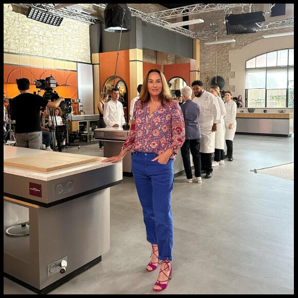 Le vendredi 4 août 2023, la comédienne a annoncé qu'elle retrouvait les équipes de la série Ici tout commence.
Vanessa Demouy sur le plateau de tournage de la série "Demain nous appartient". Le 4 août 2023.