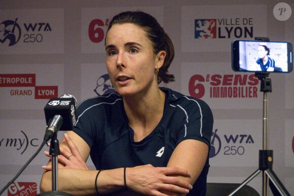 Il semble donc que ce soit la passion du tennis qui ait réuni les deux tourtereaux !
 
Alizé Cornet (FRA) en conférence de presse fait le point sur son match perdu face à la colombienne Camilia Osorio, précisant qu'elle est toujours blessée mais commence à aller mieux et se pose la question de quand mettre un terme à sa carrière lors de l'Open 6ème sens Immobilier Métropole de Lyon 2023, au Palais des Sports de Gerland, à Lyon, France, le 30 janvier 2023. © Sandrine Thesillat/Panoramic/Bestimage